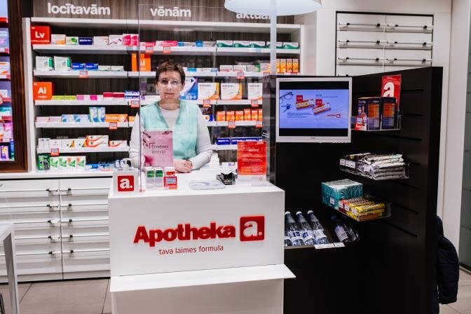 Apotheka aptiekās uzstāda organiskā stikla sienas un izvieto dezinfekcijas līdzekļus klientu vajadzībām