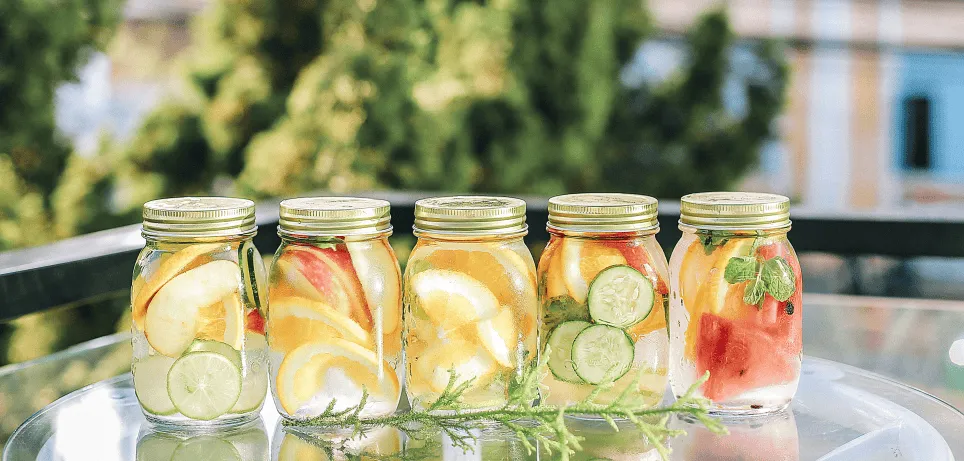 20 neparastas idejas, kā dažādot ūdens garšu un vienlaikus rūpēties par veselību